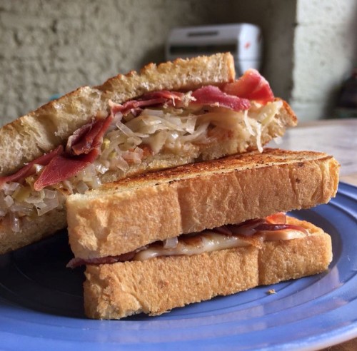 Sandwich de Tocino con Cebolla